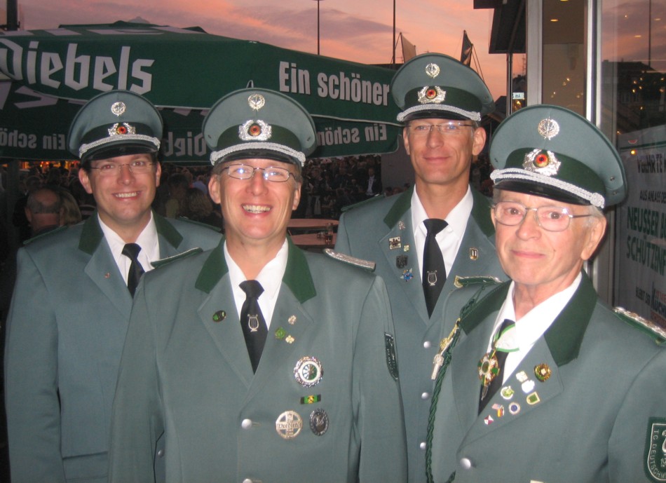 Markus, Raimund, Roland und Hermann-Josef Helmes beim Neusser Brger-Schtzenfest